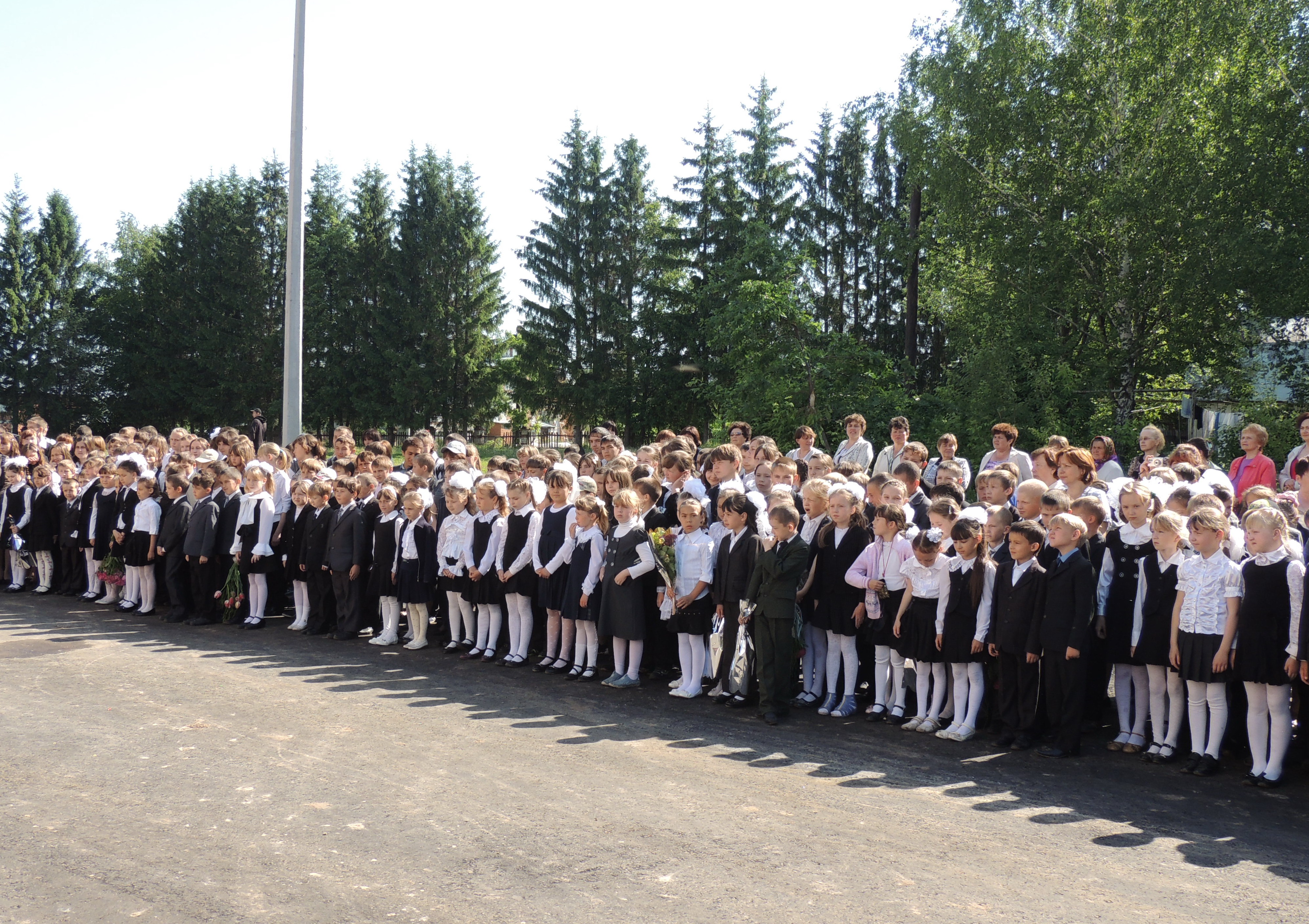 Торжественная линейка в честь окончания 2011-2012 учебного года в Красночетайской средней общеобразовательной школе